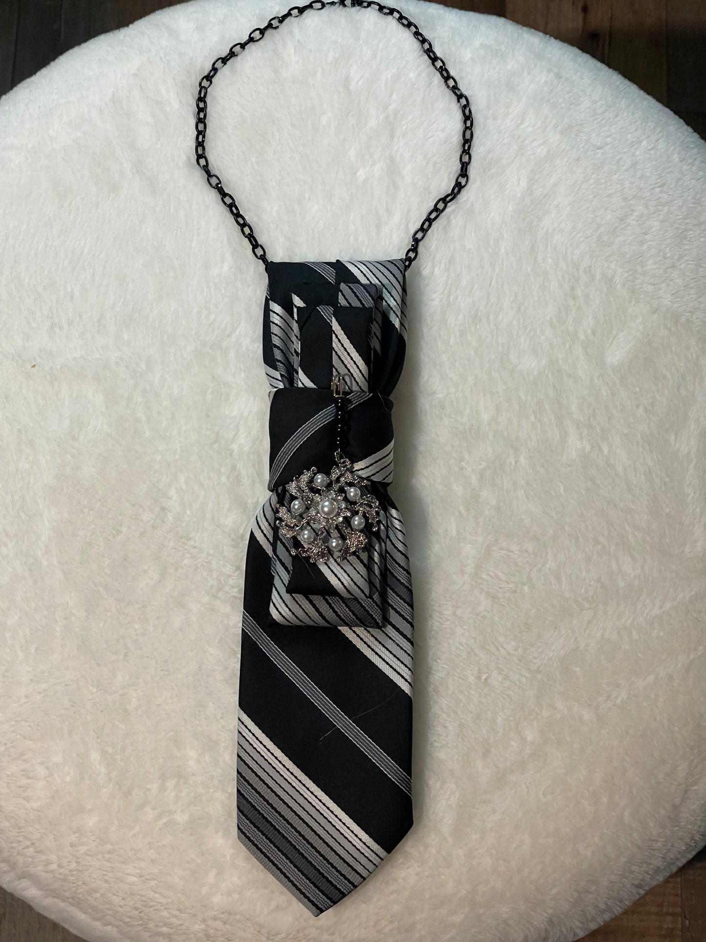 BOWTIE NECKLACE