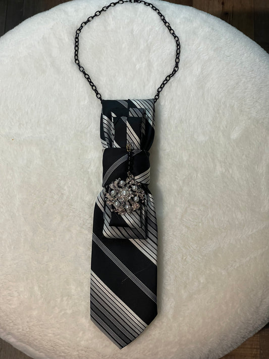 BOWTIE NECKLACE