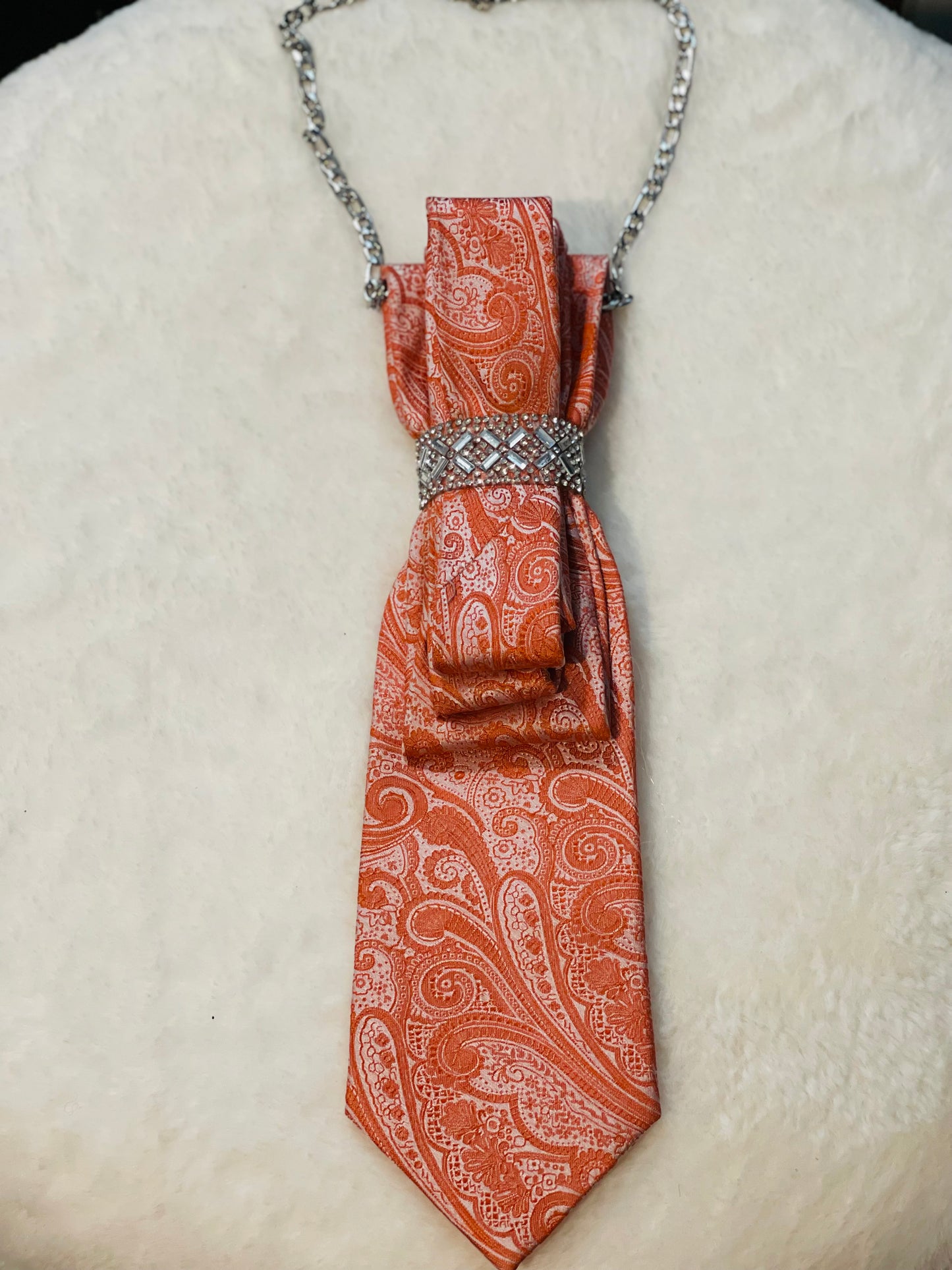 BOWTIE NECKLACE