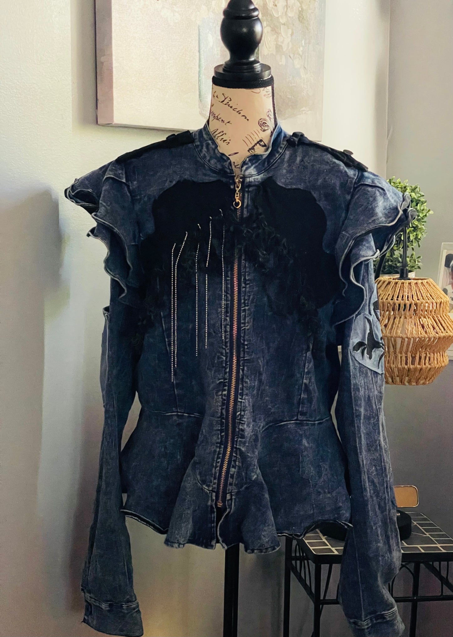 CHAIN ACCENT DENIM RUFFLE JACKET